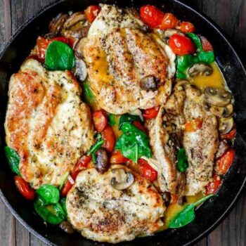 1. KETO Pollo mediterraneo y ensalada